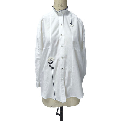 Ladies top with embroidered flower